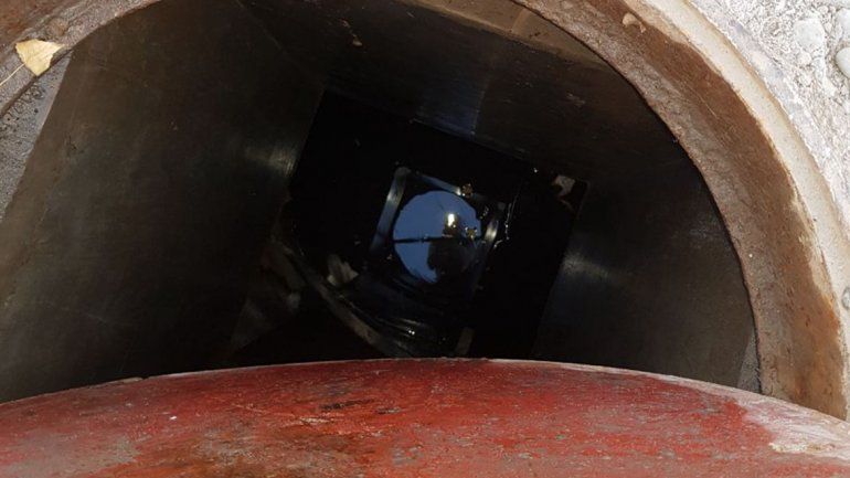 Una nena se salvó de milagro luego de caer dentro de una alcantarilla