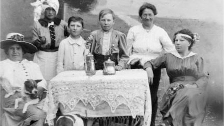 Una postal de la familia Fix en Ramón Castro (Archivo: familia Vitale)