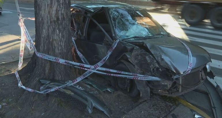 Al lugar del violento choque arribó de inmediato la familia del conductor y tuvieron una fuerte discusión. Al lugar del violento choque arribó de inmediato la familia del conductor y tuvieron una fuerte discusión.
