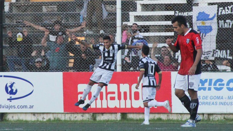Daniel Opazo convirtió el gol de la victoria para el albinegro.