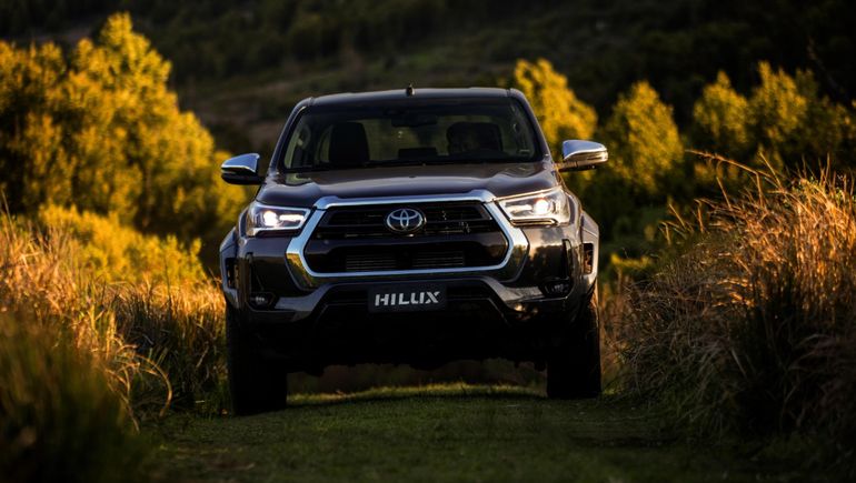 Líder indiscutida del mercado durante muchos años, la Toyota Hilux combina durabilidad, tecnología y versatilidad para el trabajo y la aventura. Líder indiscutida del mercado durante muchos años, la Toyota Hilux combina durabilidad, tecnología y versatilidad para el trabajo y la aventura. 