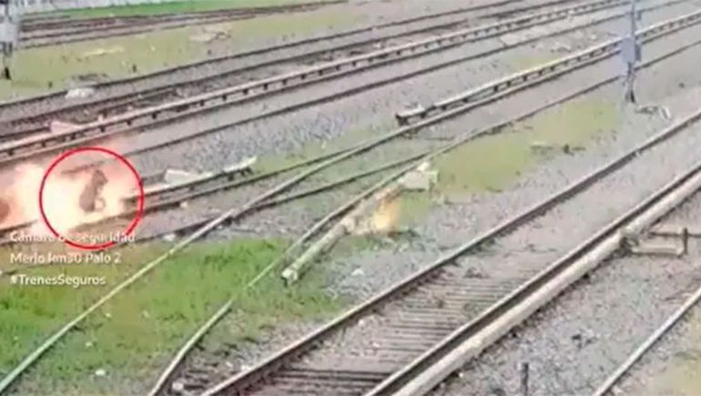 Intentó robar cables en la vía del tren y provocó una explosión