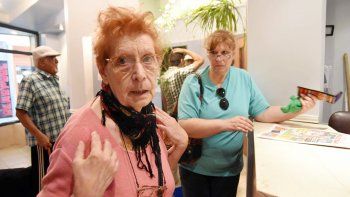 Irma el día después. Alcanzó a tomar el teléfono para llamar a su hija y contarle lo del incendio. Irma el día después. Alcanzó a tomar el teléfono para llamar a su hija y contarle lo del incendio.