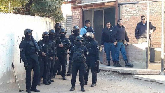 Un detenido en allanamientos por ataques contra la Policía