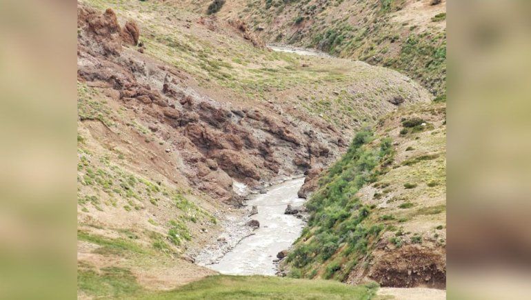 Momentos de angustia en Varvarco: buscan a un joven que desapareció en el río