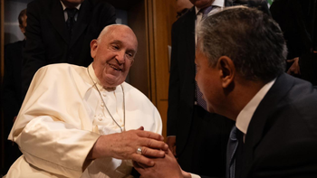 El papa Francisco, al recibir el saludo de Rolando Figueroa. El papa Francisco, al recibir el saludo de Rolando Figueroa.