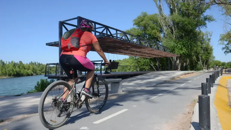 Golpearon salvajemente a dos vecinas de Neuquén para robarles sus bicicletas en el Paseo de la Costa