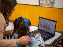 Estudiantes de Sierra Grande acceden a internet vía antenas satelitales de YPF, transformando aulas remotas en espacios conectados. Foto: YPF Estudiantes de Sierra Grande acceden a internet vía antenas satelitales de YPF, transformando aulas remotas en espacios conectados. Foto: YPF