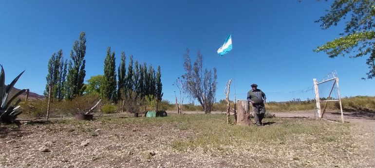 Juan Sánchez en su casa en Paso de los Indios.