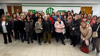 Carlos Quintriqueo con las beneficiarias del régimen epecial de Cese Laboral Voluntario Carlos Quintriqueo con las beneficiarias del régimen epecial de Cese Laboral Voluntario