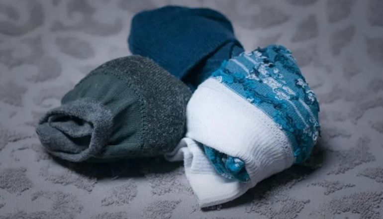 Guardar las medias en bolitas es un hábito doméstico muy extendido.