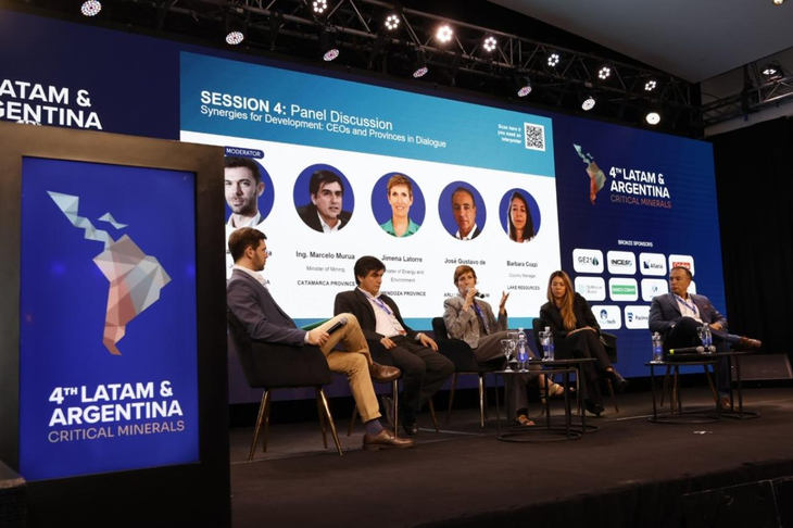 Latorre fue contundente: el potencial geológico existe, pero solo se convertirá en reservas y riqueza con reglas claras y estables a 20, 30 o 50 años. Latorre fue contundente: el potencial geológico existe, pero solo se convertirá en reservas y riqueza con reglas claras y estables a 20, 30 o 50 años.