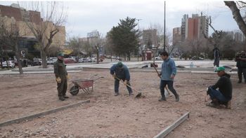 renuevan el parque central con un espacio de juegos seguros y zona de ejercicios renuevan el parque central con un espacio de juegos seguros y zona de ejercicios