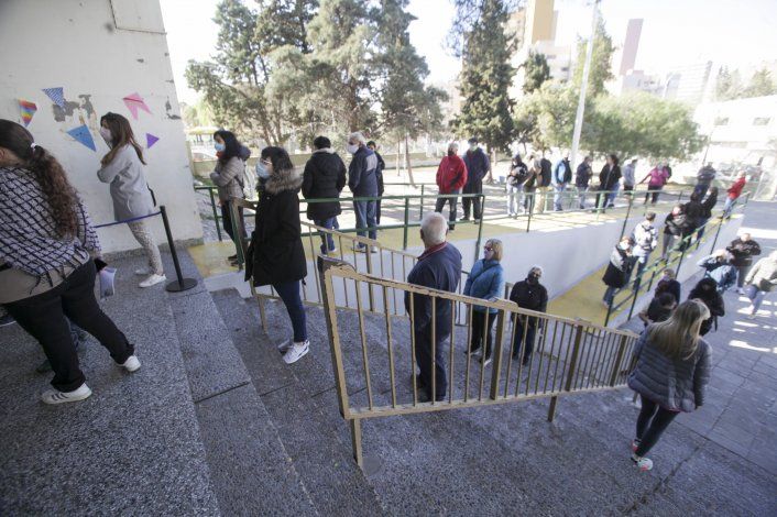 Elecciones 2021: ¿Qué pasa si sigo en la fila a las 18?