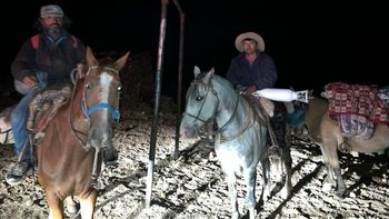 caminaron 4 horas y pasaron la noche en el volcan tromen: el impactante rescate a un criancero que se cayo del caballo caminaron 4 horas y pasaron la noche en el volcan tromen: el impactante rescate a un criancero que se cayo del caballo