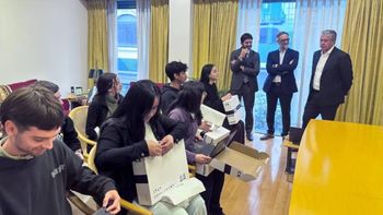 becas gregorio alvarez: rolando figueroa entrego notebooks a neuquinos que estudian en buenos aires y la plata becas gregorio alvarez: rolando figueroa entrego notebooks a neuquinos que estudian en buenos aires y la plata