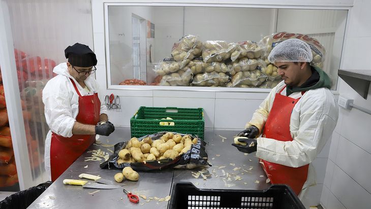 Comercializa a restaurantes, clínicas y hospitales en Neuquén, Centenario, Plottier y Vista Alegre, y proveen a empresas como Pollolín.