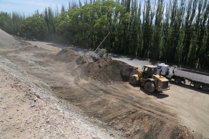 ¿Sin control?: usan la banquina como cantera para ampliar la ruta a Vaca Muerta