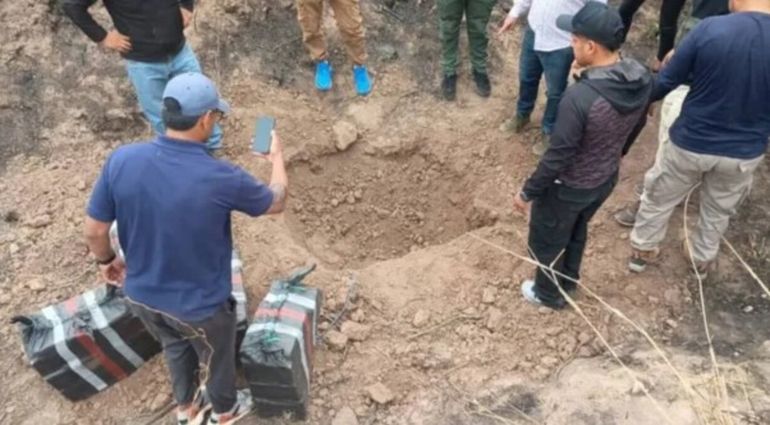 Los efectivos procedieron a retirar la droga que permanecía en la aeronave tras el impacto. 