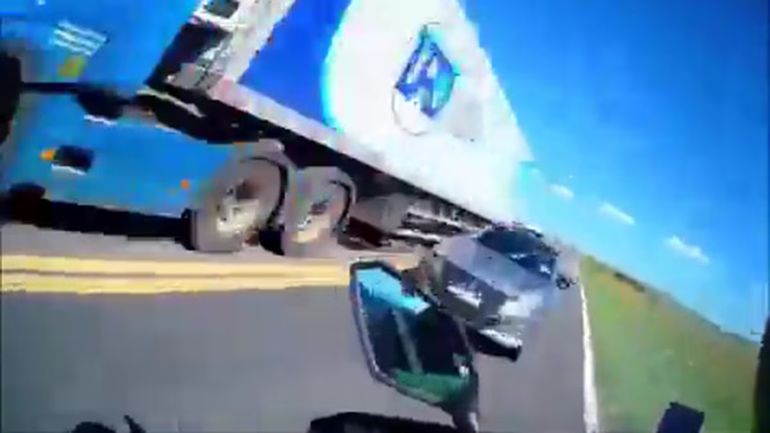 Imprudencia al volante: hizo un sobrepaso indebido y casi choca de frente a un motociclista