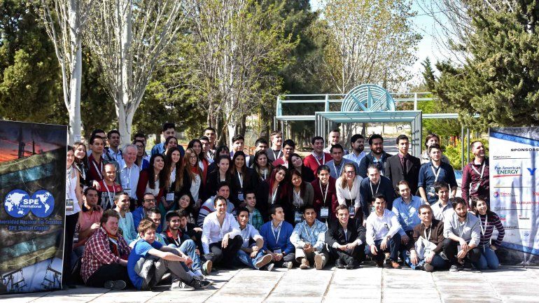 Estudiantes de todas las universidades aprenden la especialidad.