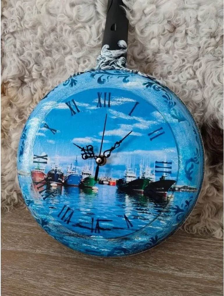 Una vieja sartén puede convertise en un objeto de diseño y útil como un reloj de pared. Una vieja sartén puede convertise en un objeto de diseño y útil como un reloj de pared.