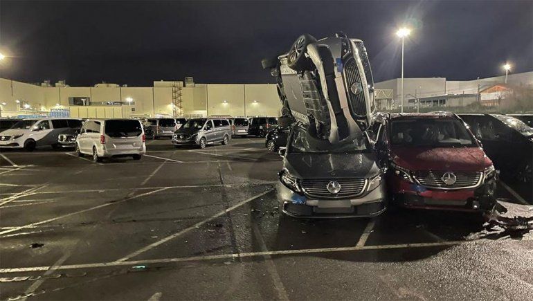 Lo despidieron de Mercedes Benz y con una retroexcavadora destruyó la planta