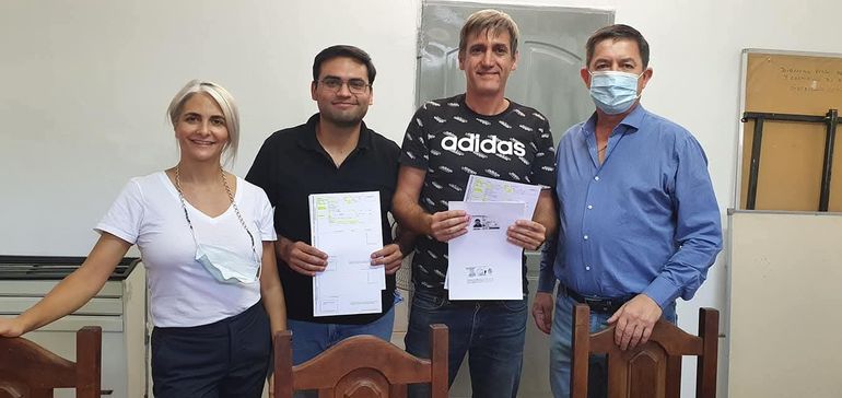 Andrés Ros, actual secretario político de LLA, con la ficha de afiliación del MPN. Andrés Ros, actual secretario político de LLA, con la ficha de afiliación del MPN.
