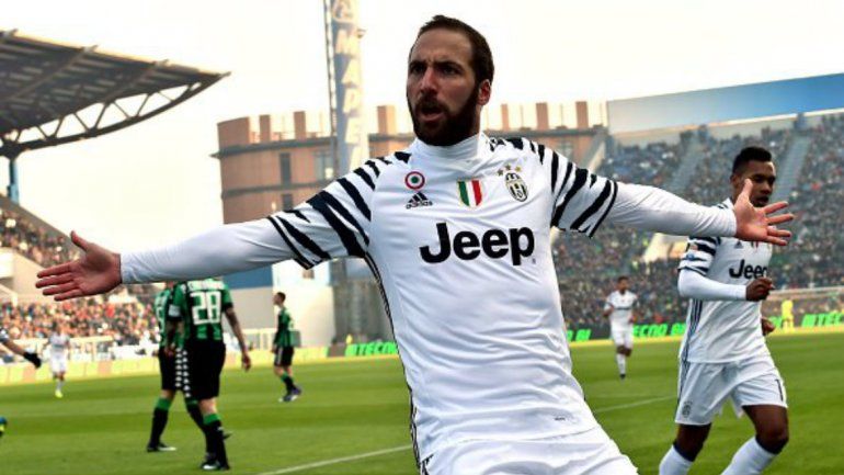 Con gol del Pipa, la Juve sigue al frente del Calcio