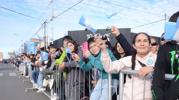 El desfile del 9 de julio se vive en un día soleado en Neuquén capital / Foto