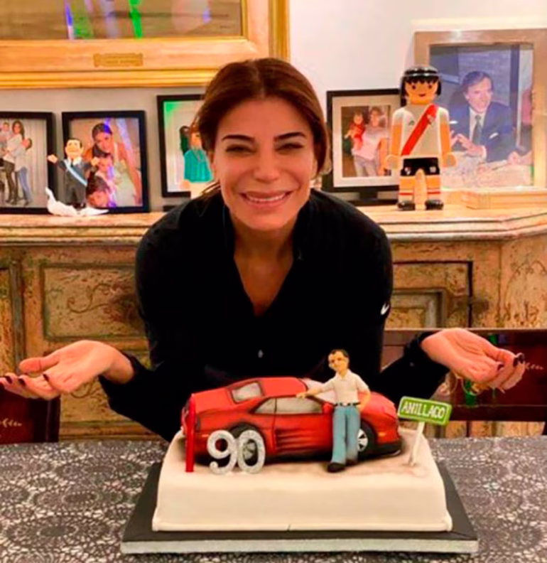 La hija de Carlos Menem, Zulemita, con la torta que mandó a hacer en 2020 para festejar los 90 años su padre: allí, casi 30 años después, la Ferrari volvió a ser protagonista. La hija de Carlos Menem, Zulemita, con la torta que mandó a hacer en 2020 para festejar los 90 años su padre: allí, casi 30 años después, la Ferrari volvió a ser protagonista.