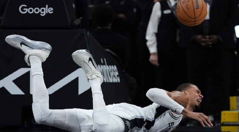 Una estrella de la NBA cayó al piso, sufrió una conmoción cerebral y no pudo seguir jugando