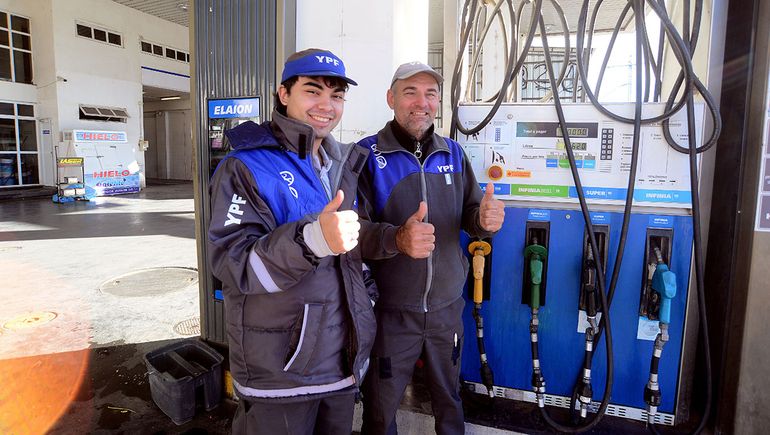 Ignacio y Marcos, dos neuquinos que trabajan el 1 de mayo despachando combustible.