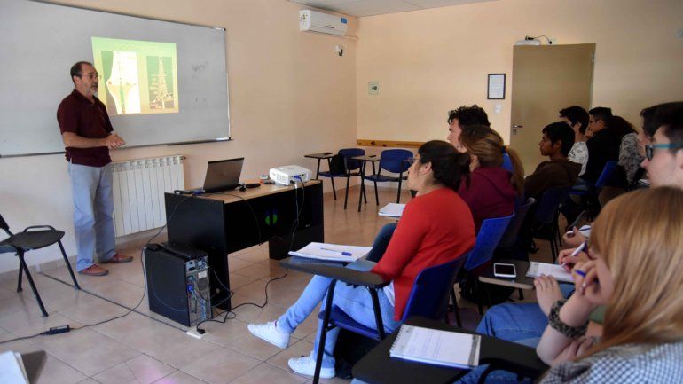 Los entusiastas alumnos comenzaron a capacitarse en la industria petrolera.