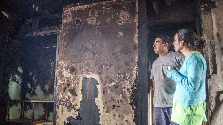 El matrimonio mira el estado en el que quedó la vivienda.