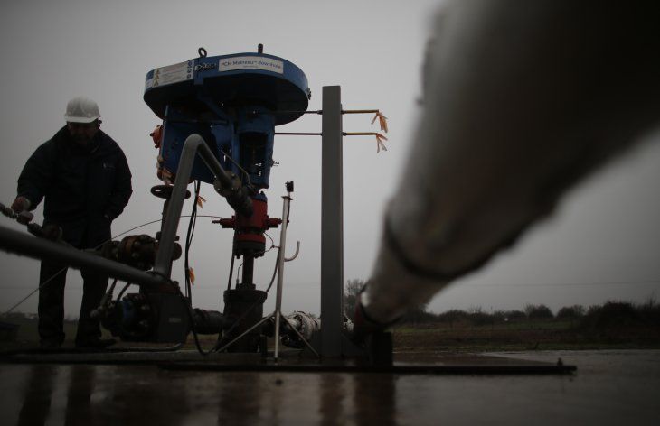 FOTO DE ARCHIVO. Un empleado de European Gas Limited trabaja en una planta de la compañía británica en las afueras de Folschviller, en el este de Francia. REUTERS/Christian Hartmann