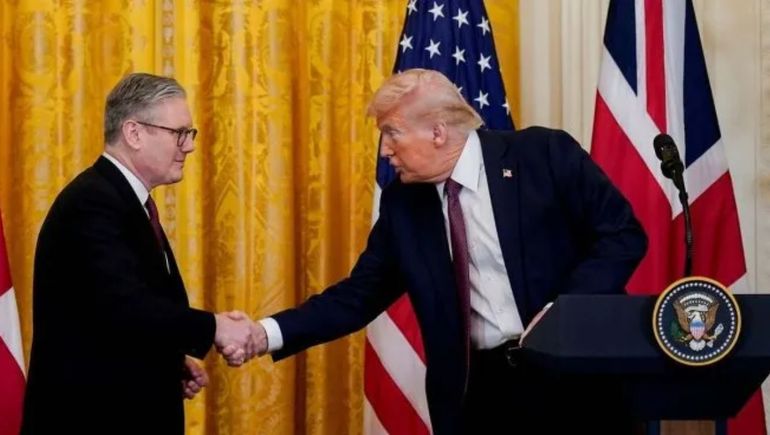 Trump firmó un acuerdo comercial con Reino Unido y anunció nuevos aranceles