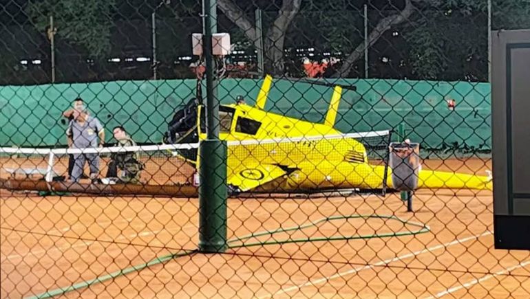Cayó un helicóptero en una cancha de tenis: tres personas heridas
