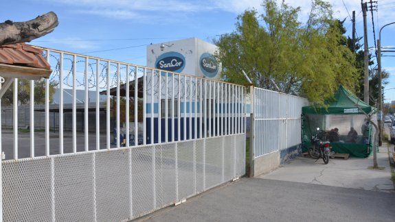Camioneros hacen un acampe en la planta de Sancor contra despidos