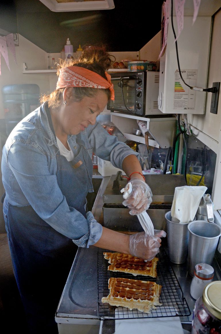 Hay una escuela cercana al carrito y a la tarde muchos estudiantes pasan a buscar un wafle. Hay una escuela cercana al carrito y a la tarde muchos estudiantes pasan a buscar un wafle.