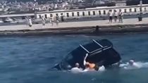 Un auto se hundía en el mar y un grupo de militares se arrojó al agua para salvar al conductor. Un auto se hundía en el mar y un grupo de militares se arrojó al agua para salvar al conductor.