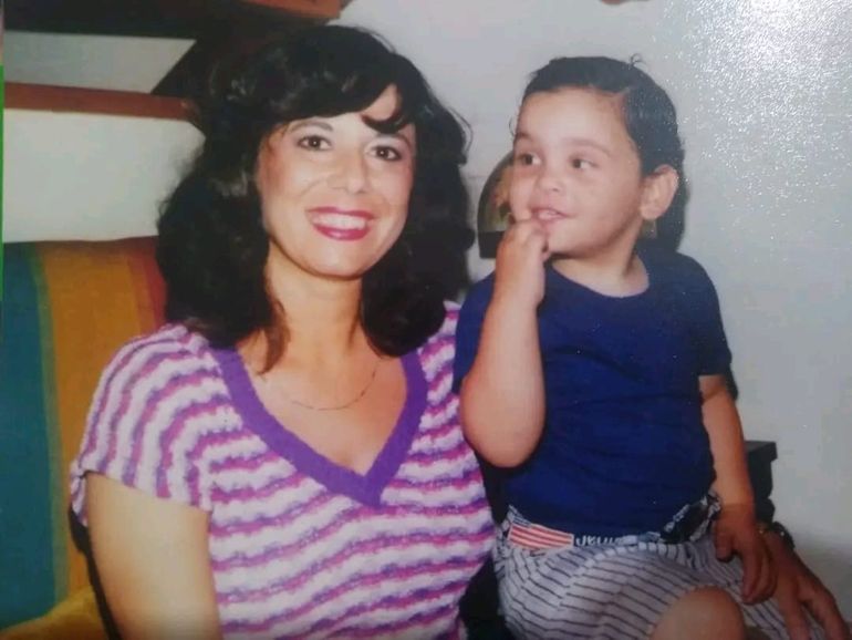 Luciano, junto a su mamá adoptiva.