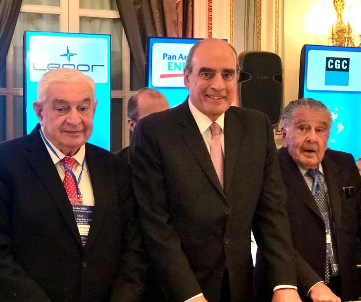 Los “peso pesados”: Adelmo Gabbi de la Bolsa de Comercio de Buenos Aures, y Eduardo Eurnekian, de Aeropuertos 2000, entornando al Ministro del Interior, Guillermo Francos. Los “peso pesados”: Adelmo Gabbi de la Bolsa de Comercio de Buenos Aures, y Eduardo Eurnekian, de Aeropuertos 2000, entornando al Ministro del Interior, Guillermo Francos.