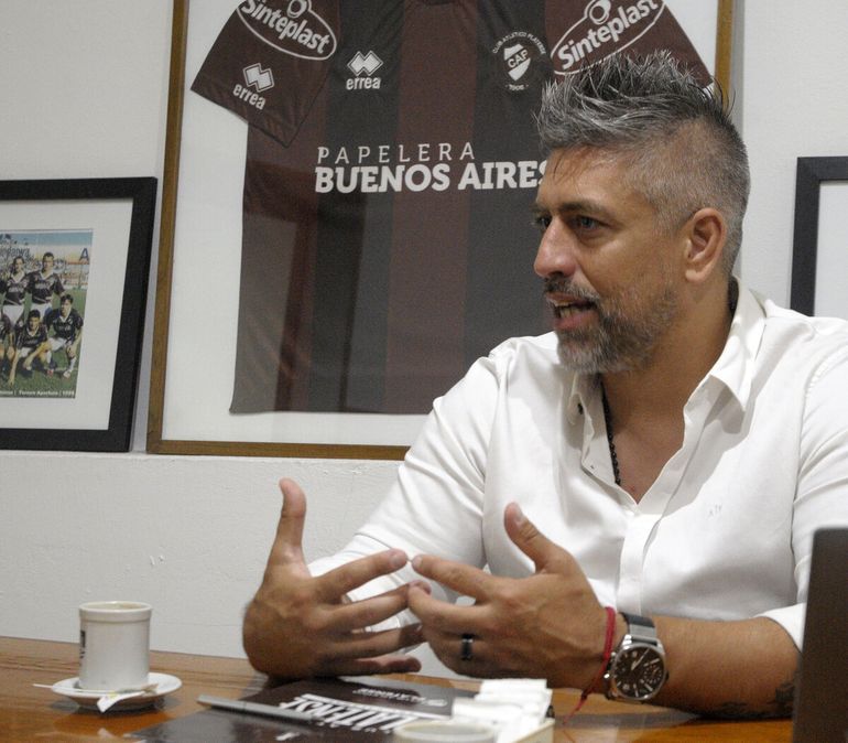 El presidente de Platense terminó a las piñas con los hinchas tras la derrota ante Gimnasia.