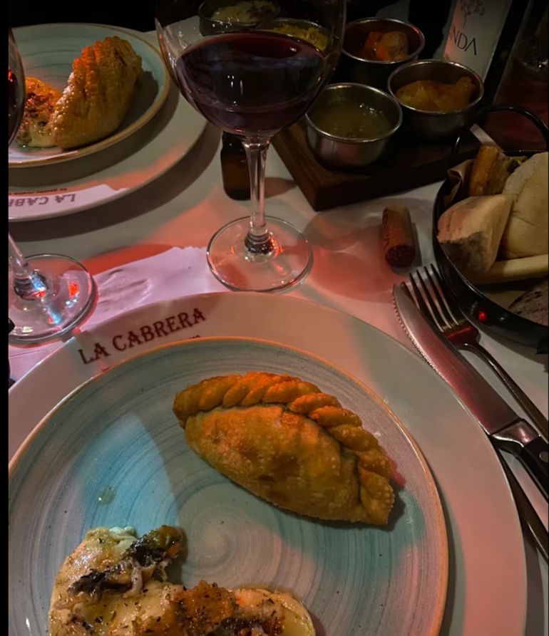 Una turista comentó a través de sus redes sociales cuánto le costó ir a comer a La Cabrera. Y, barato no le resultó… Una turista comentó a través de sus redes sociales cuánto le costó ir a comer a La Cabrera. Y, barato no le resultó…