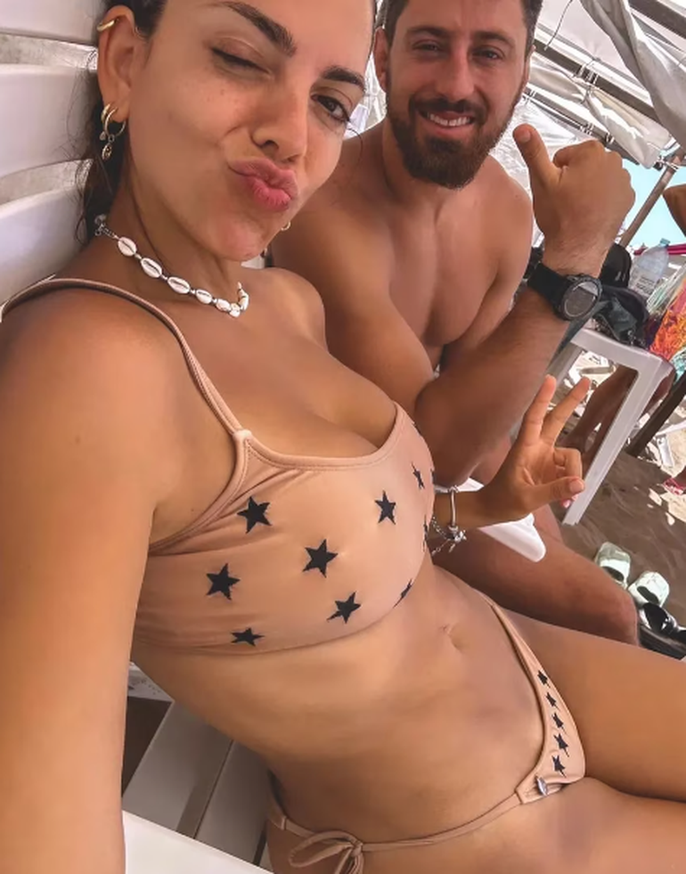 Belu disfruta de la playa con su marido