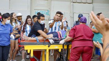 un hincha cayo de un paredon en cipolletti y tuvo que ser asistido un hincha cayo de un paredon en cipolletti y tuvo que ser asistido