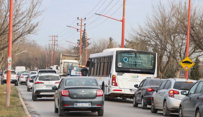 Durante las primeras horas del día hubo grandes demoras en en el puente carretero de Cipolletti a Neuquén por un control de la Policía. Durante las primeras horas del día hubo grandes demoras en en el puente carretero de Cipolletti a Neuquén por un control de la Policía.