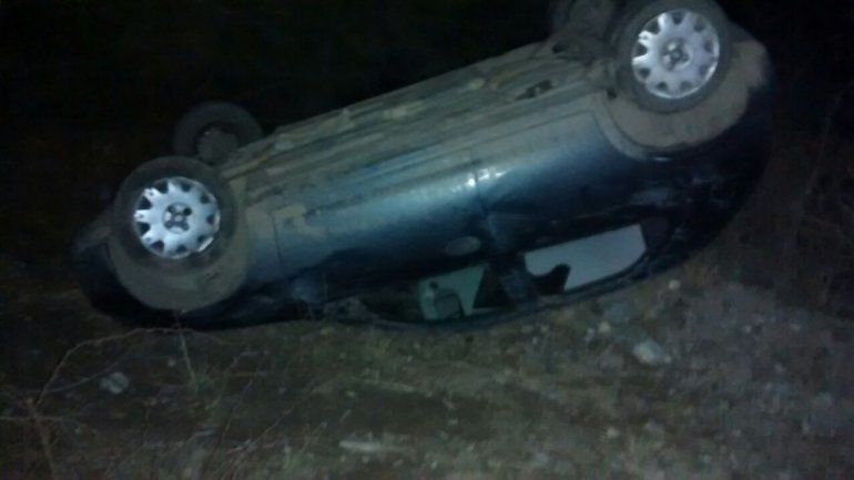 El auto terminó a 10 metros de la ruta.&nbsp;