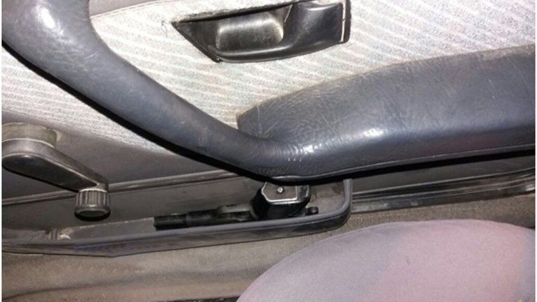 La pistola 9 milímetros fue hallada en la puerta derecha del vehículo.
